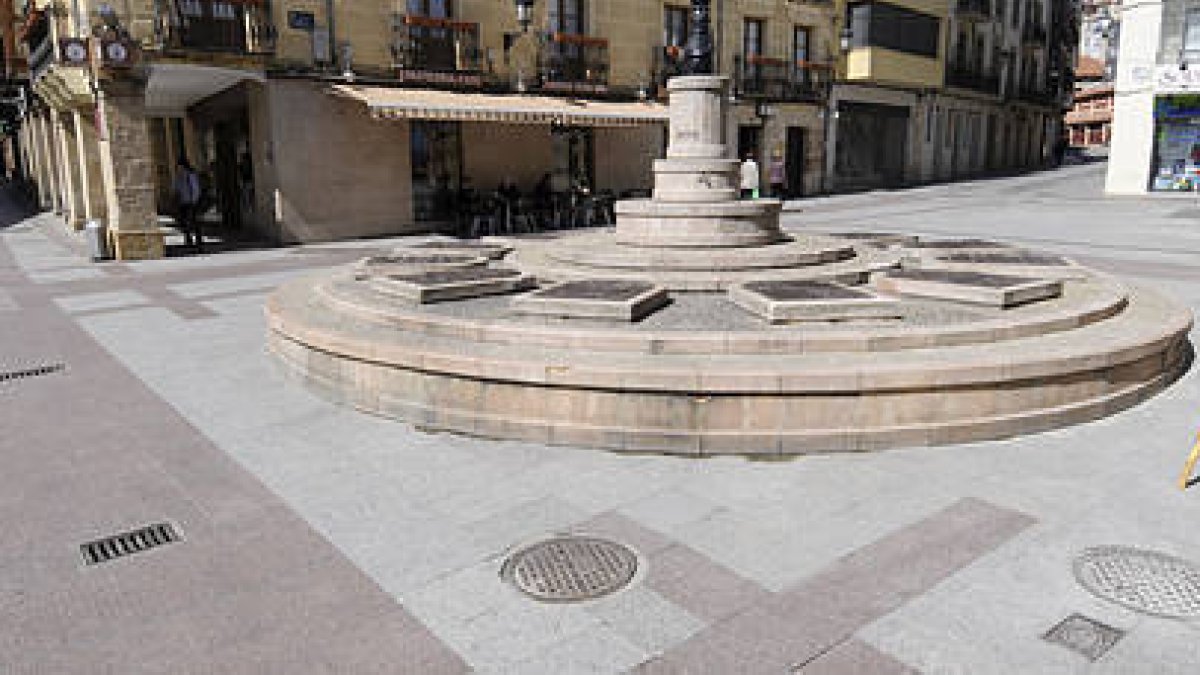 Imagen del monumento de los escudos de los Doce Linajes que será trasladada al entorno del palacio de los Condes de Gómara. / VALENTÍN GUISANDE-