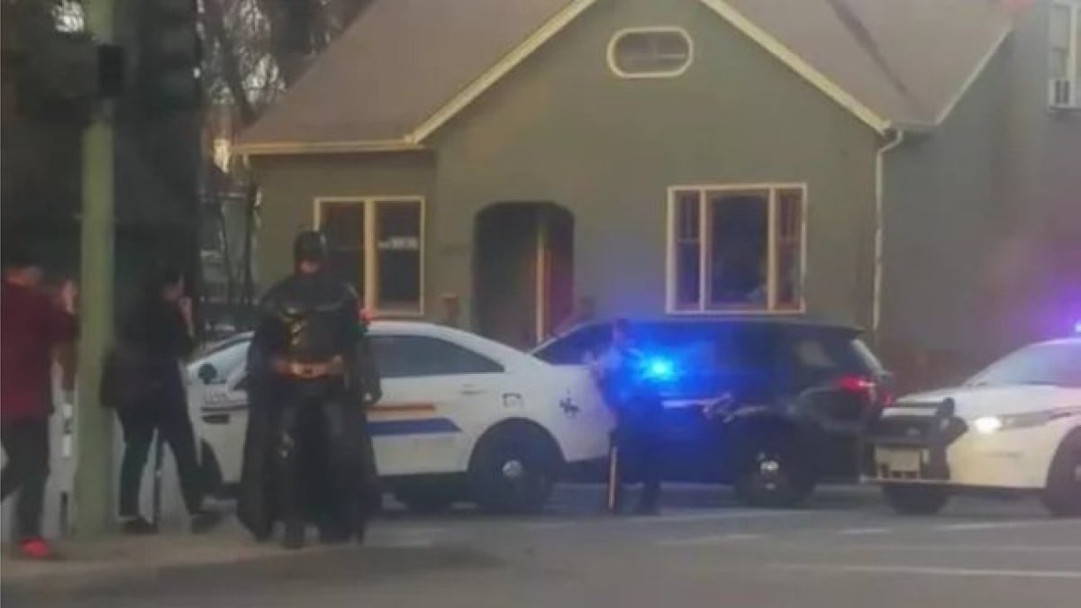 Un hombre disfrazado de Batman se ofrece a la policía de Kelowna (Canadá).-