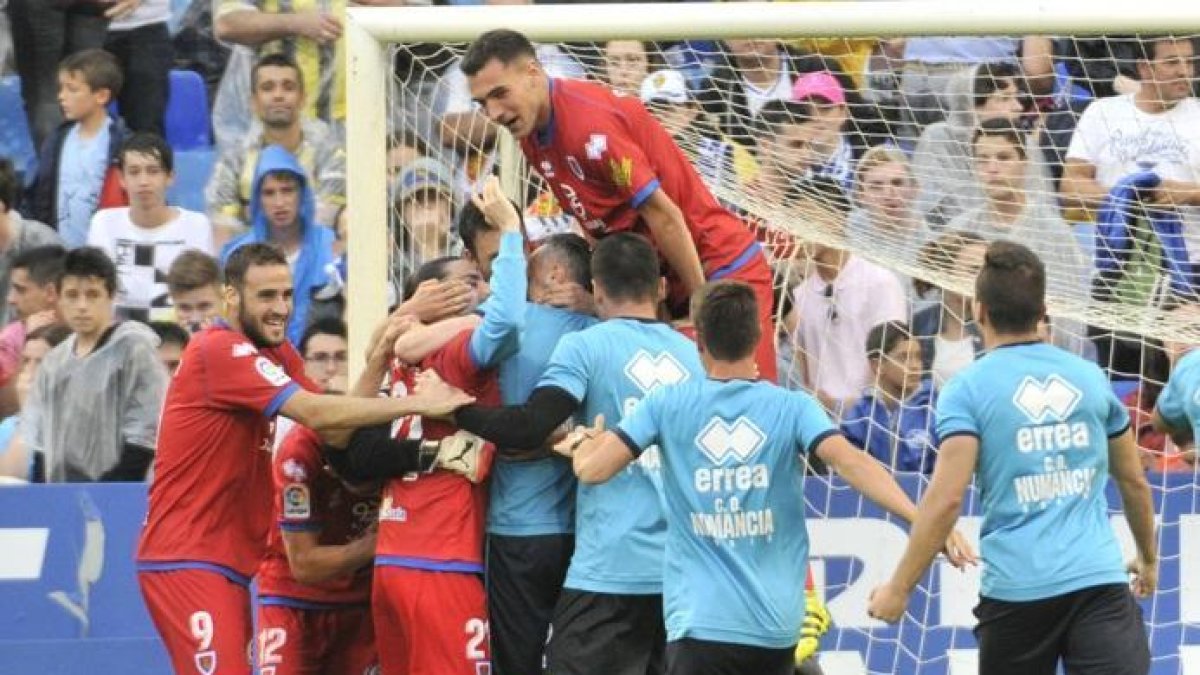 os jugadores rodean a Aitor.-VALENTÍN GUISANDE