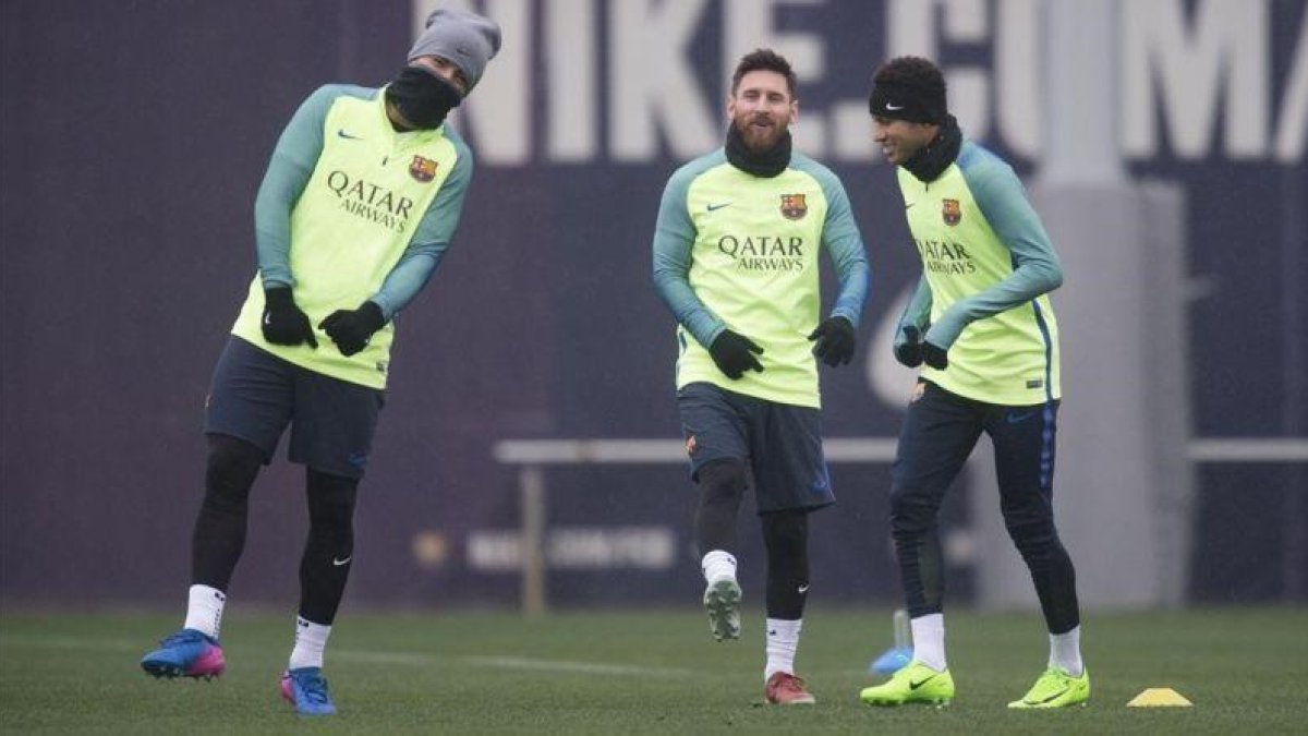 Suárez, Messi y Neymar, en el entrenamiento previo al duelo copero con la Real en el Camp Nou.-JORDI COTRINA