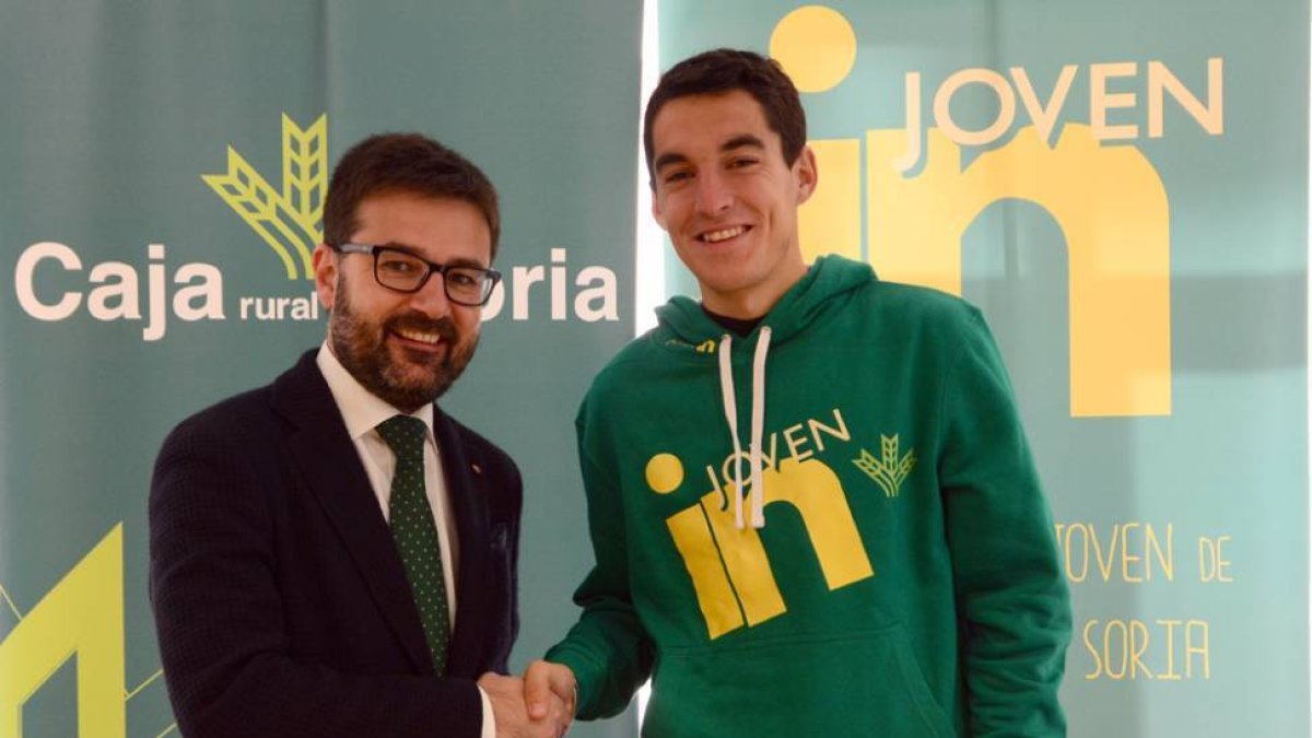 El responsable de marketing de Caja Rural de Soria, Eduardo Munilla, y el atleta soriano, Daniel Mateo.-ÁLVARO MARTÍNEZ