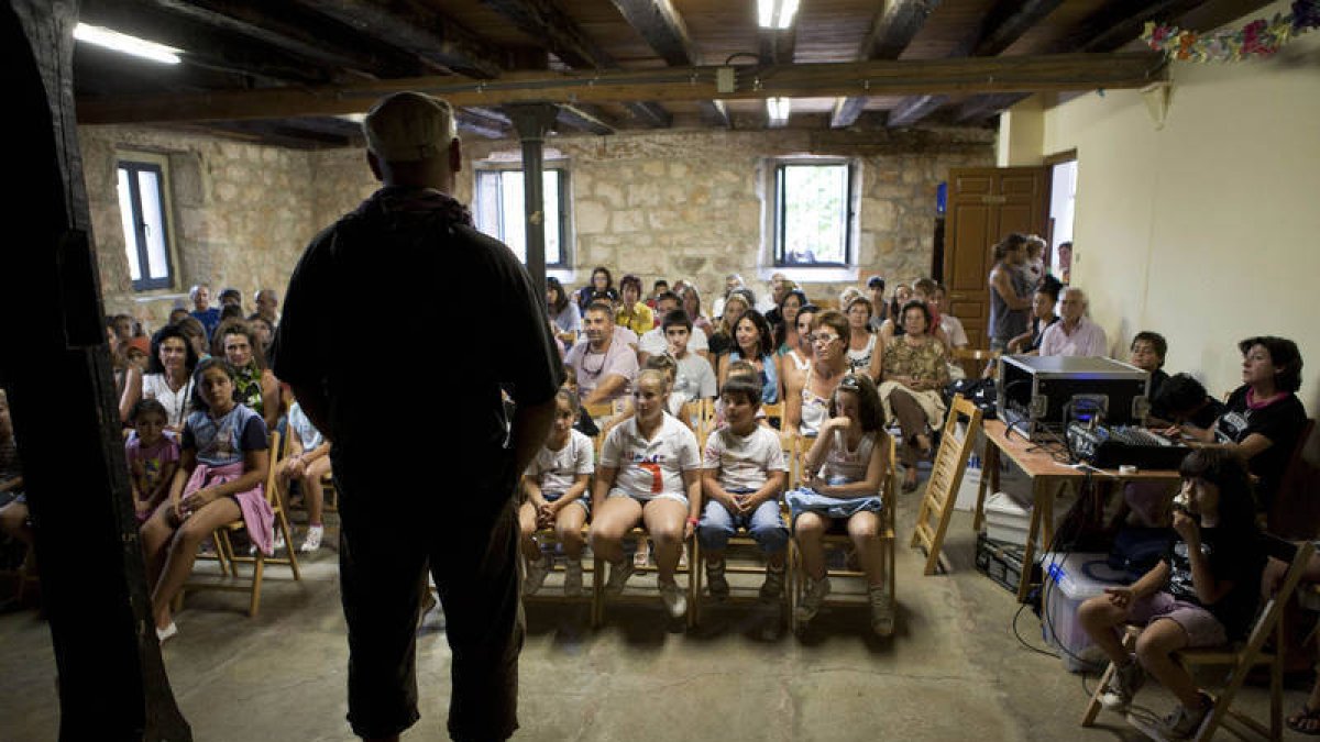 La compañía de teatro amateur La Bo-eme, de gira por los pueblos de la provincia de Soria. / C.SERRANO-