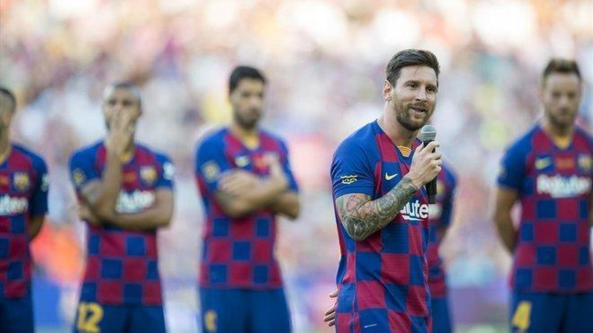 Leo Messi en su condición de capitán se dirige al público del Camp Nou durante la presentación de la plantilla 2019-2020.-