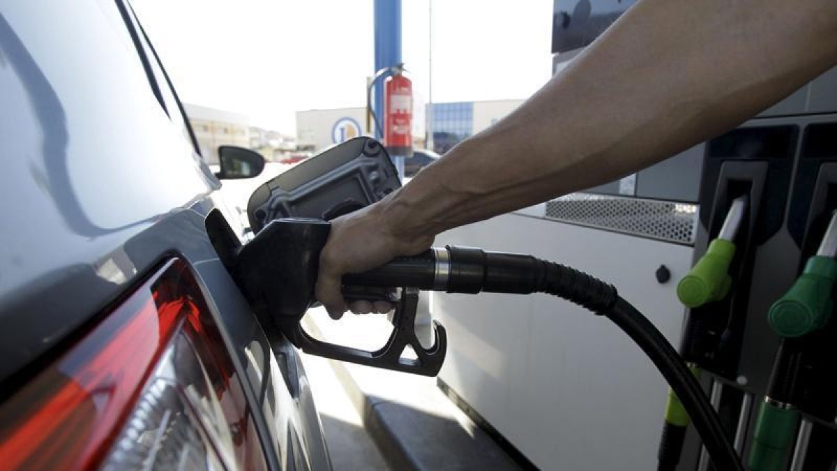 Repostando en una gasolinera.-Luis Ángel Tejedor