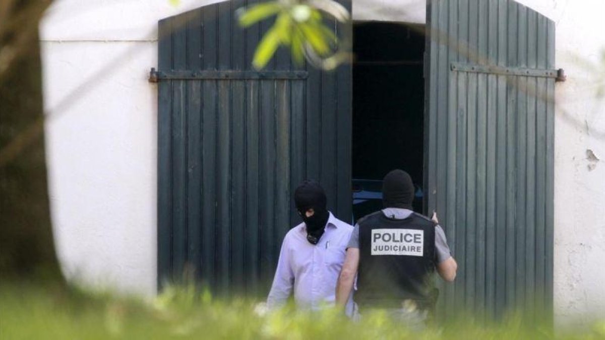 La Guardia Civil y la Policía francesa hallan un arsenal de armas y explosivos de ETA, en mayo del 2015, en un zulo de una vivienda en el centro de Biarritz, en el País Vasco francés.-EL PERIÓDICO (EFE / JUAN HERRERO)