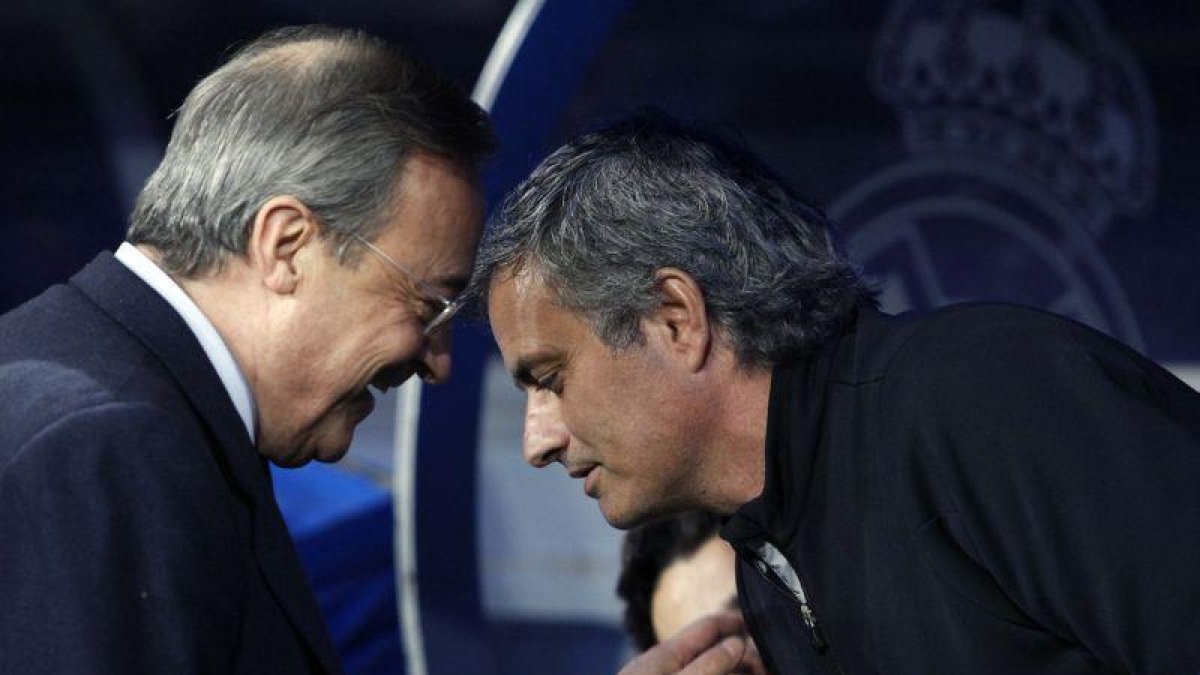 Florentino Pérez y José Mourinho, en el Santiago Bernabéu en el 2011.-Juan Carlos Hidalgo / EFE