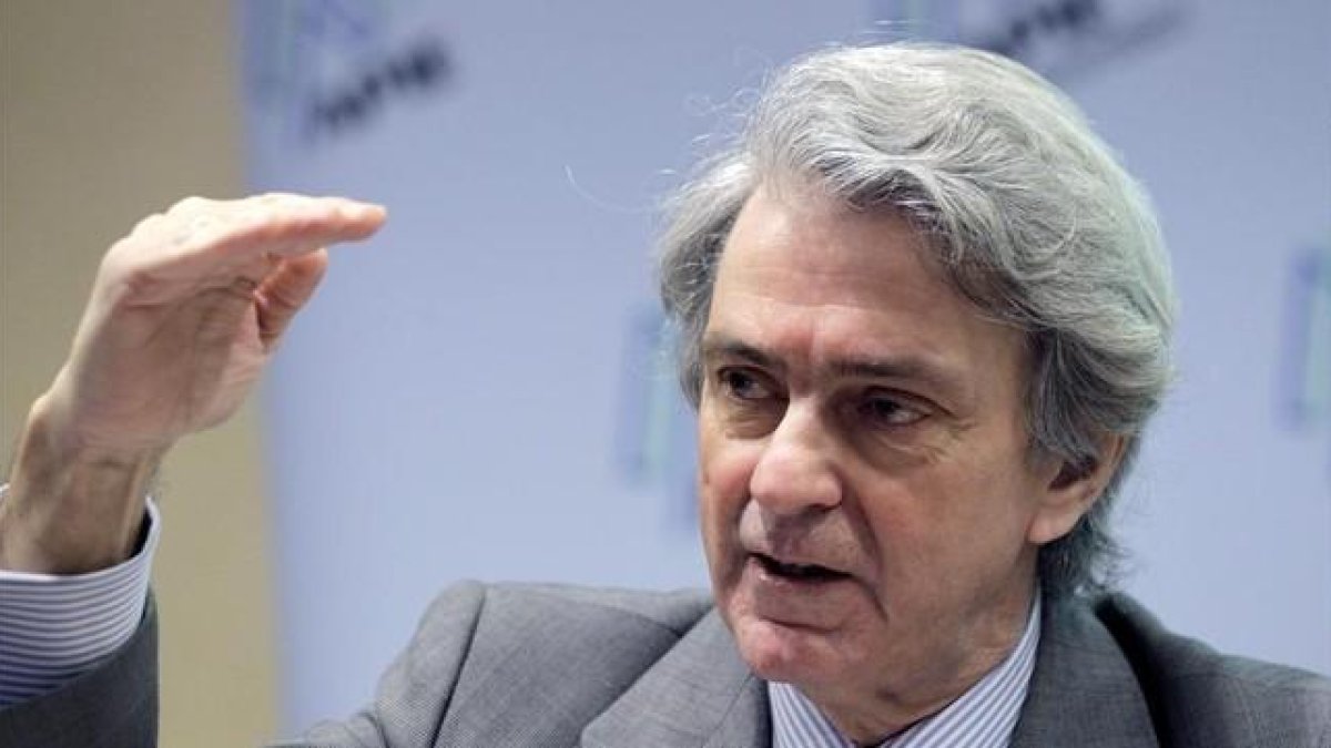 El presidente de Unesa, Eduardo Montes, durante su intervención en un desayuno informativo de la APIE.-EFE