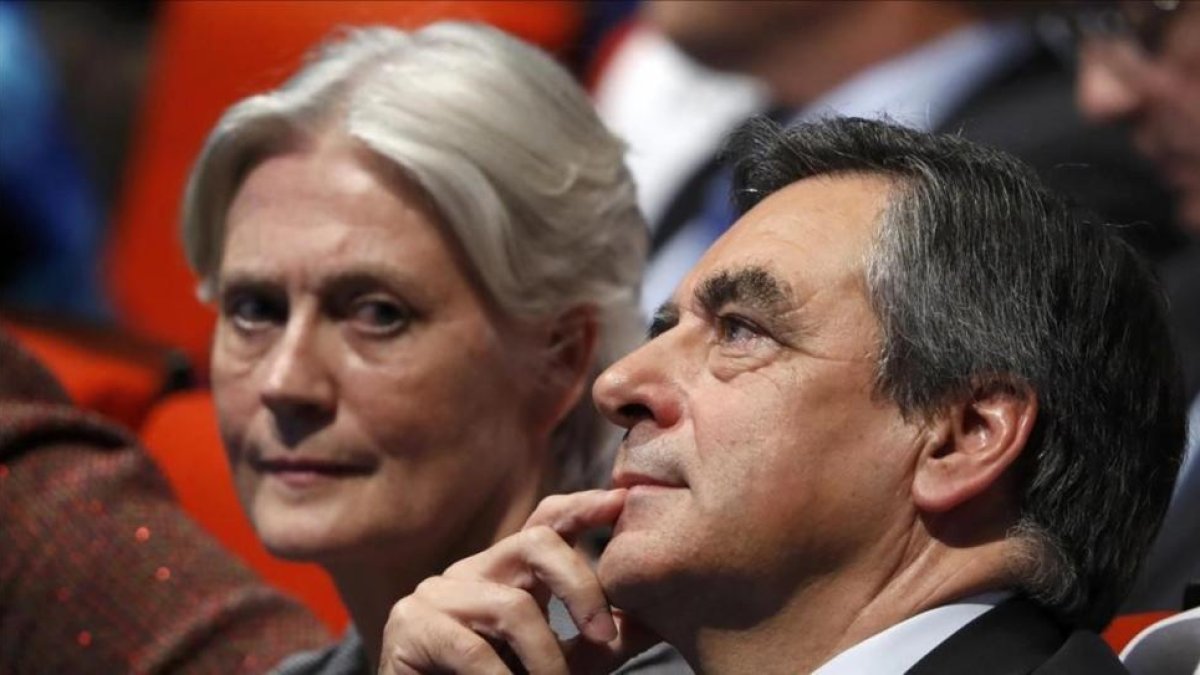 François Fillon junto a su esposa, Penélope, el pasado mes de noviembre.-REUTERS