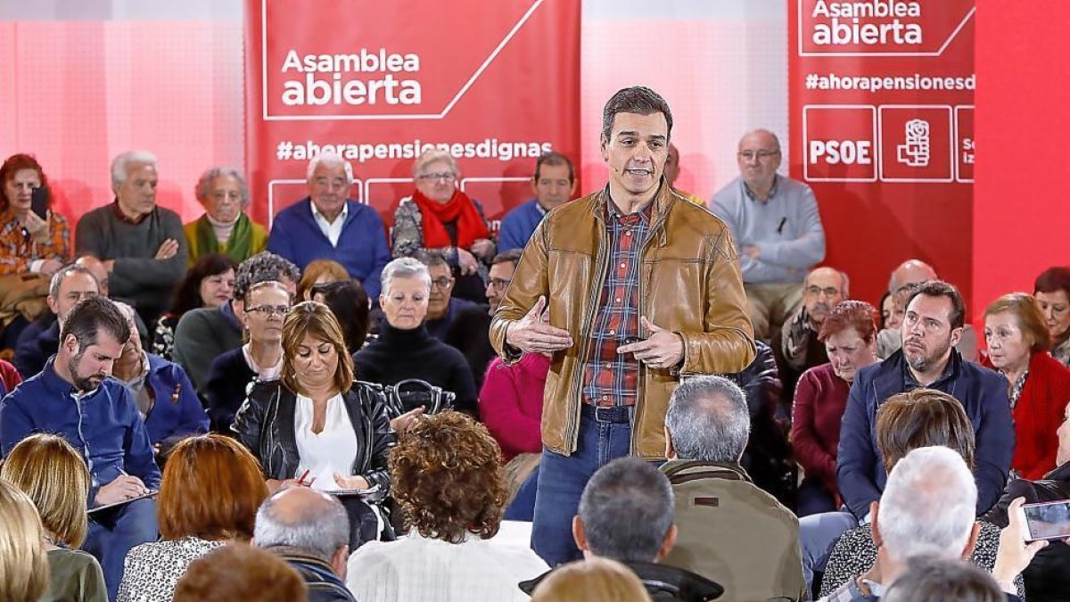 Pedro Sánchez en la asamblea celebrada ayer en el Lava, con Tudanca, López y Puente en primera fila. --J.M. LOSTAU