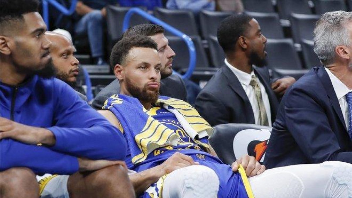 Stepehn Curry sigue desde el banquillo el tramo final del partido ante los Thunder.-ALONZO ADAMS (USATODAY SPORTS)