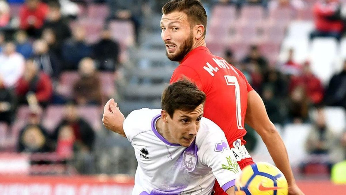 El curso pasado el Numancia sumaba un punto en Almería, en la imagen Guillermo con un jugador andaluz.-Área 11