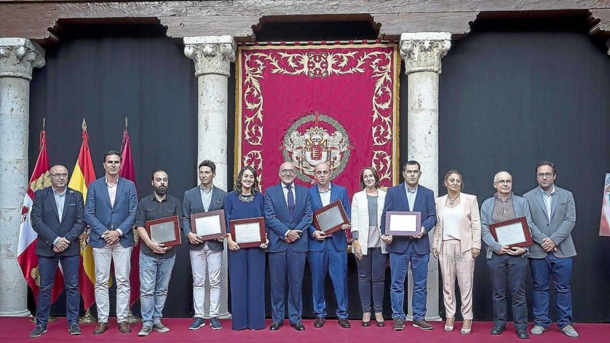 Salvador Arpa, Guzmán Gómez, Fernando Recio, Miguel Castañeda, Marta Bermeo, Jesús Julio Carnero, Nacho Gallego, Pilar Vicente, Roberto Gris, Teresa López, Javier Prieto y Héctor Gallego ayer, en el vallisoletano Palacio de Pimentel.-ICAL