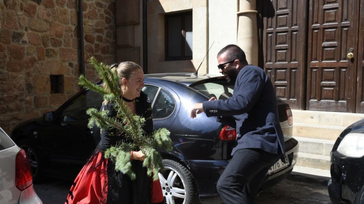Imagen de archivo de la Pinochada, en Vinuesa, ritual en el que la mujer serrana exhibe su poder.-HDS