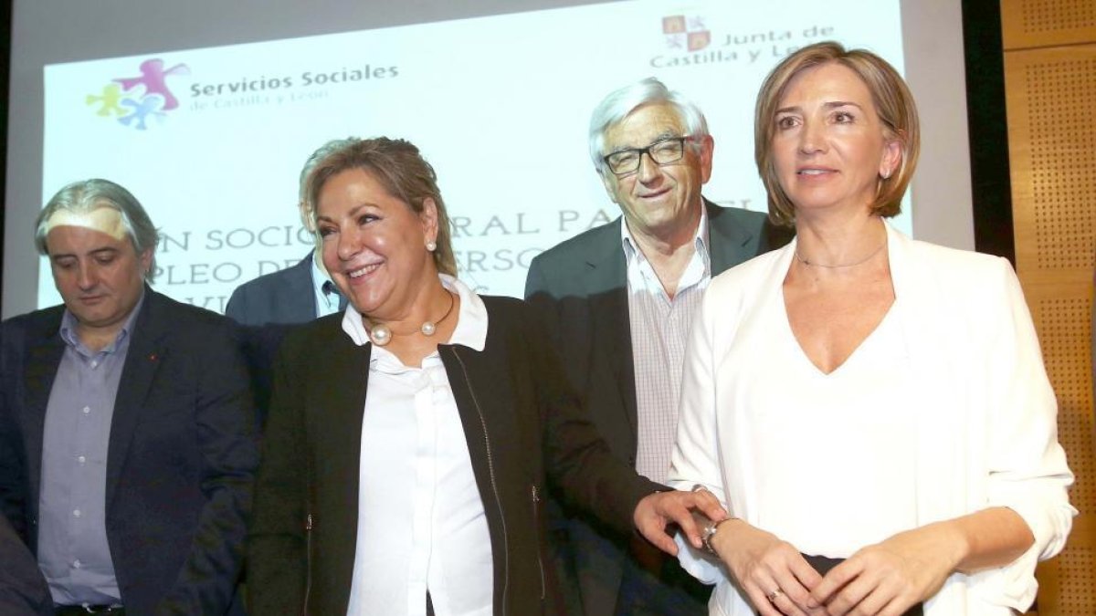 La vicepresidenta de la Junta, Rosa Valdeón, y la consejera de Familia, Alicia García, junto a varios ponentes de la jornada de presentación del Plan Autonómico de Inserción Socio-laboral 2016-2020.-ICAL