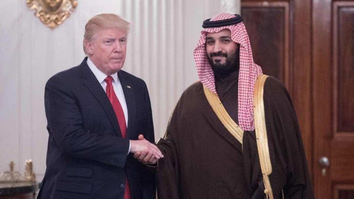 Trump y el príncipe heredero de Arabia Saudí, Mohammed bin Salman, en la Casa Blanca, este martes.-AFP / NICHOLAS KAMM