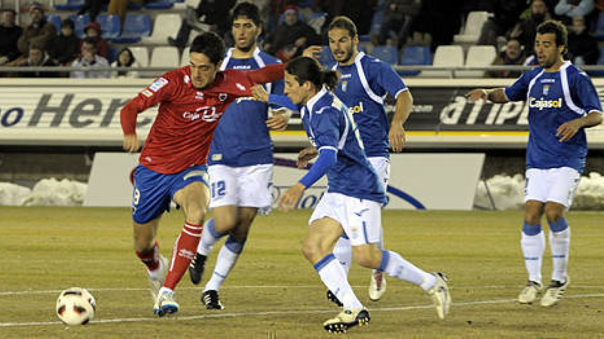 Íñigo Vélez en el encuentro de la temporada pasada ante el Xerez. / V. Guisande-