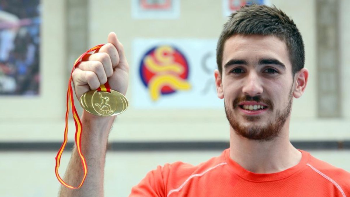 Mario Arancón con la medalla de campeón promesa en combinadas.-ÁLVARO MARTINEZ