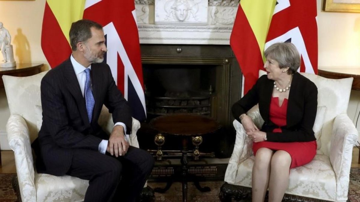 Felipe VI y Theresa May, en el número 10 de Downing Street, este jueves, 13 de julio.-EFE / BALLESTEROS