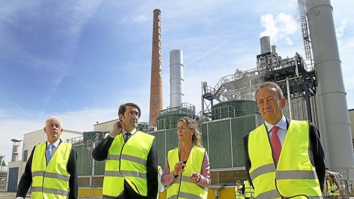 Luis Domingo González, Suárez-Quiñones, María Berzosa y José Miguel Isidro, en la planta de Europac.-ICAL