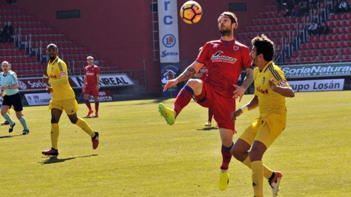 Kike Sola en el encuentro que el Numancia jugó ante el Cádiz en Los Pajaritos.-María Ferrer
