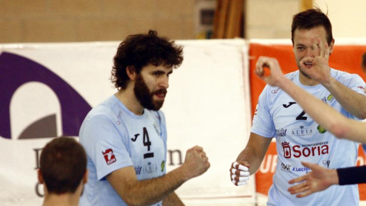 El técnico del Río Duero, Manuel Sevillano, festeja un punto de su equipo durante un partido.-MARIO TEJEDOR
