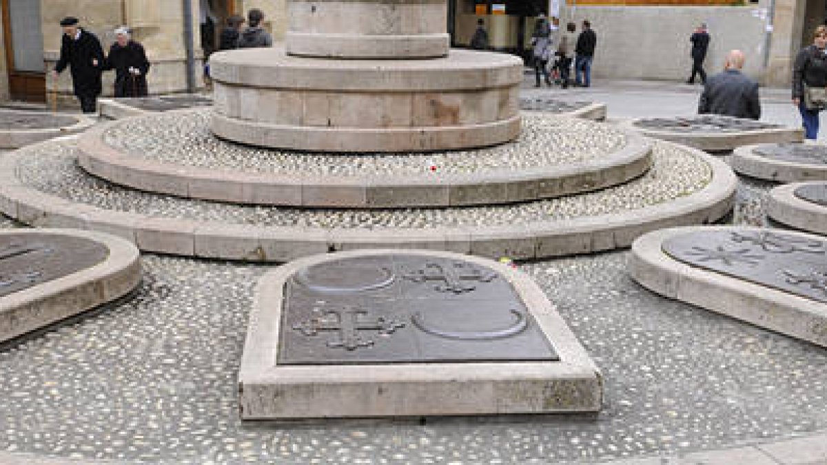 El monumento de los Doce Linajes que será trasladado a la plaza del Carmen. / V.G.-