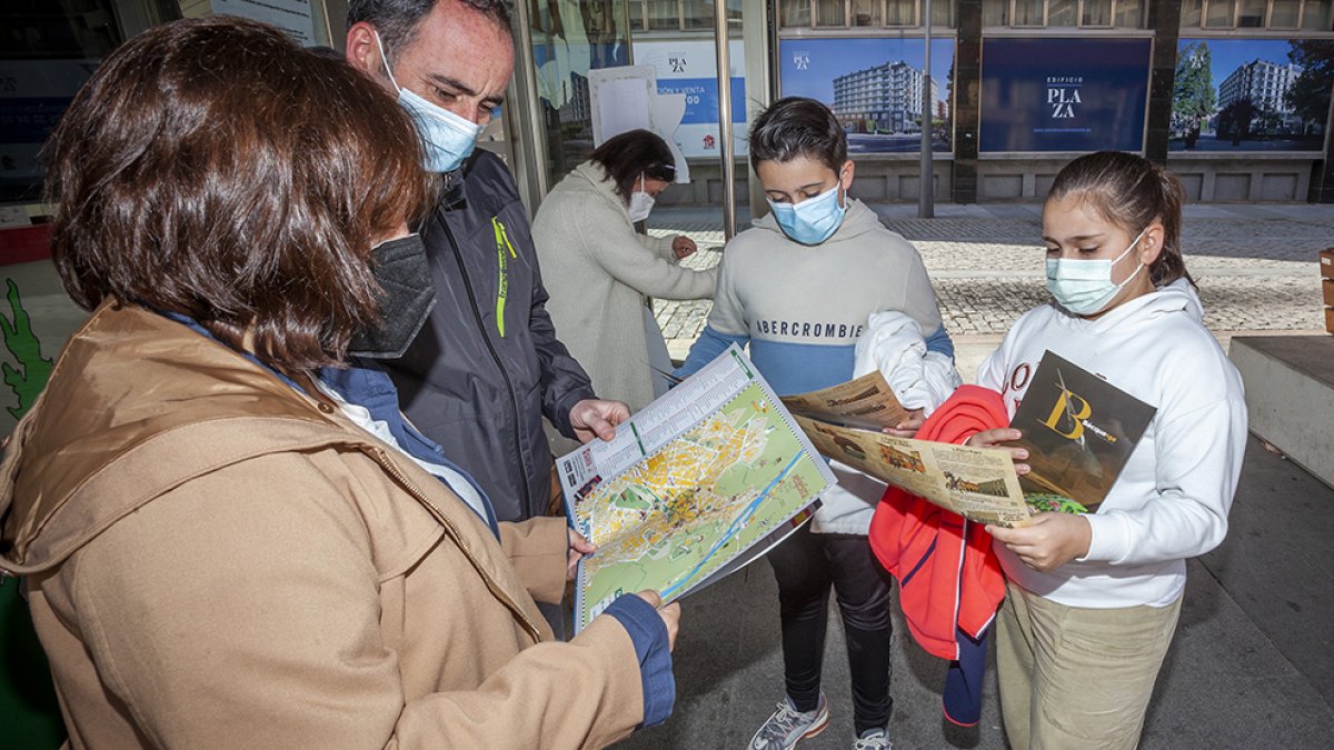 Turistas preparando su ruta por la capital - MARIO TEJEDOR