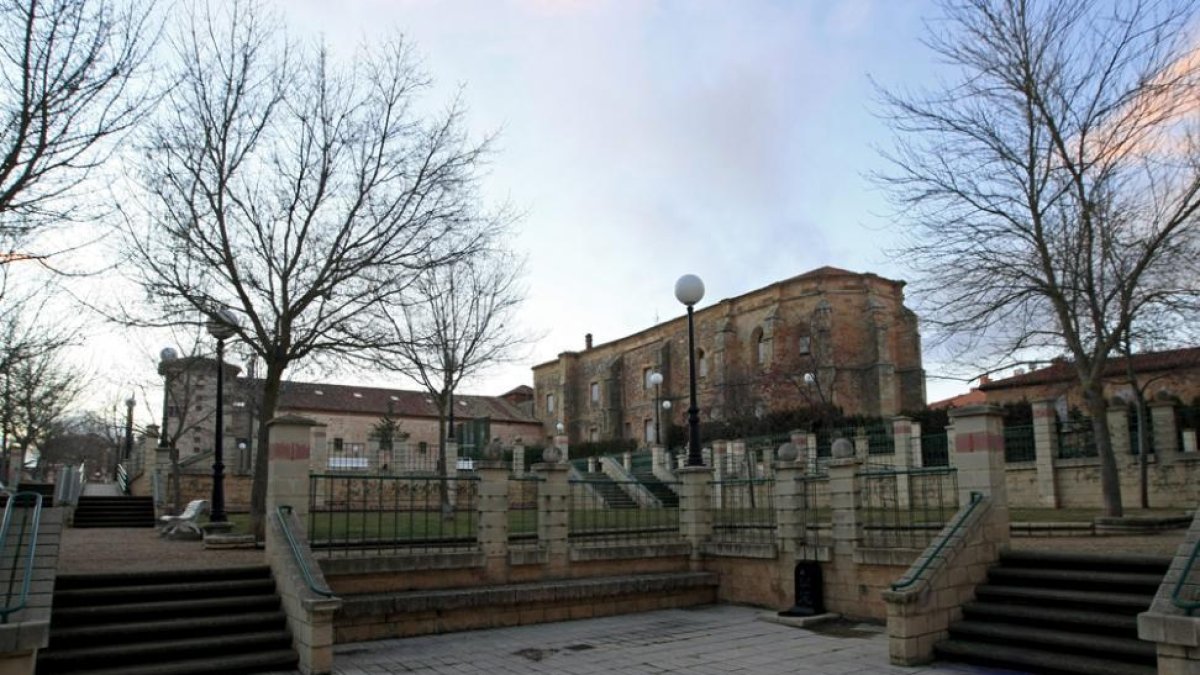 La Asociación de Vecinos urge el arreglo de Santa Clara, pendiente de la cesión de Defensa-Luis Ángel Tejedor