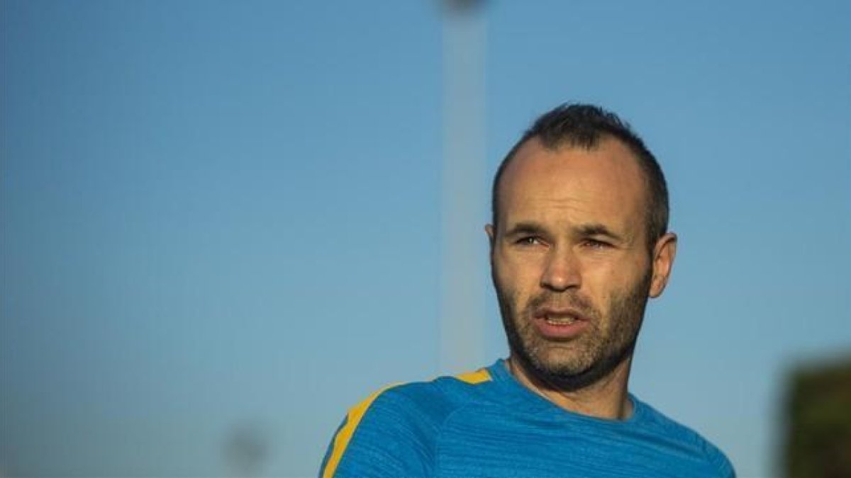 Iniesta, en el entrenamiento en la Ciutat Esportiva del Barça-JORDI COTRINA