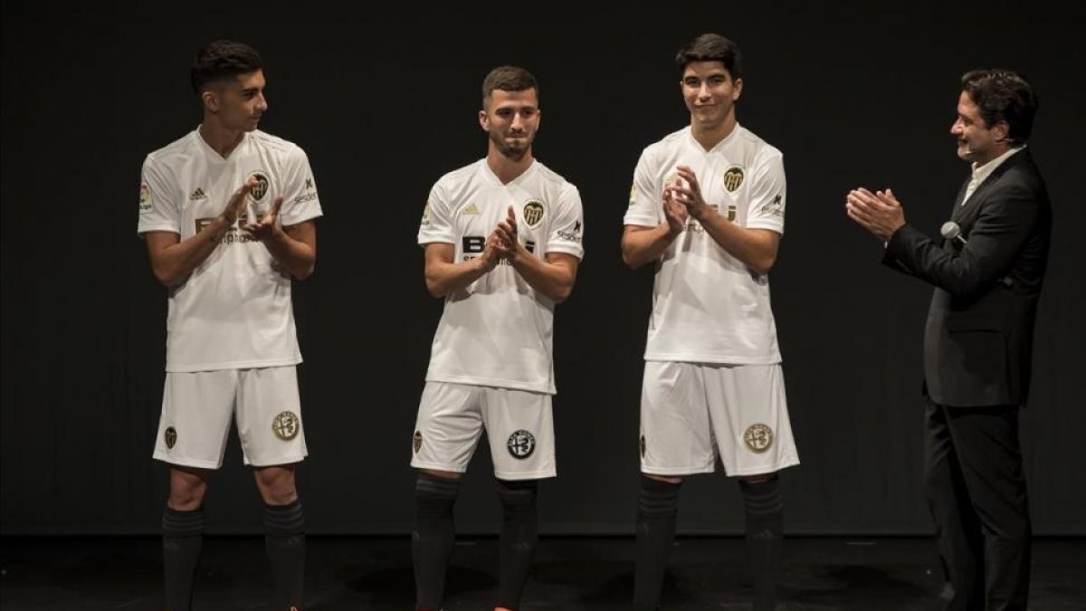 os canteranos valencianistas Torres, Gayà y Soler, en la presentación de la nueva equipación-MIGUEL LORENZO