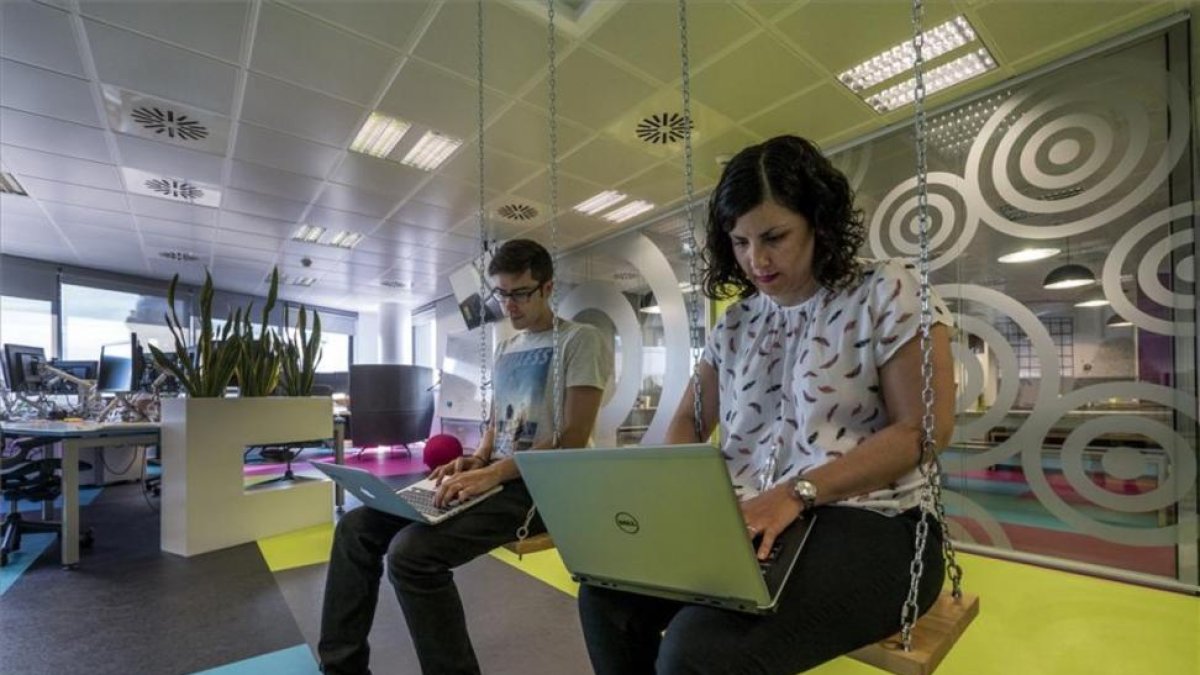 Dos empleados de la oficina de Skyscanner.-RICARD FADRIQUE