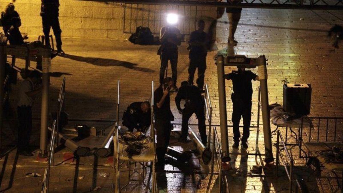 Retirada de los detectores de metales de la Explanada de las Mezquitas.-MAHMOUD ILLEAN / AP