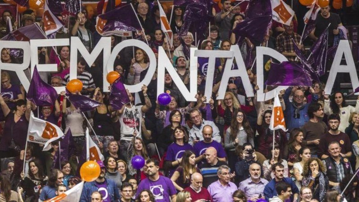 Simpatizantes de Podemos en un acto electoral en València durante la campaña del 20-D.-MIGUEL LORENZO
