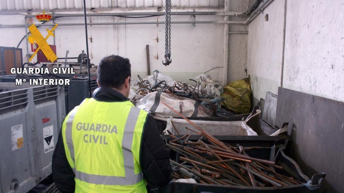Un agente en una nave durante la investigación de los delitos-