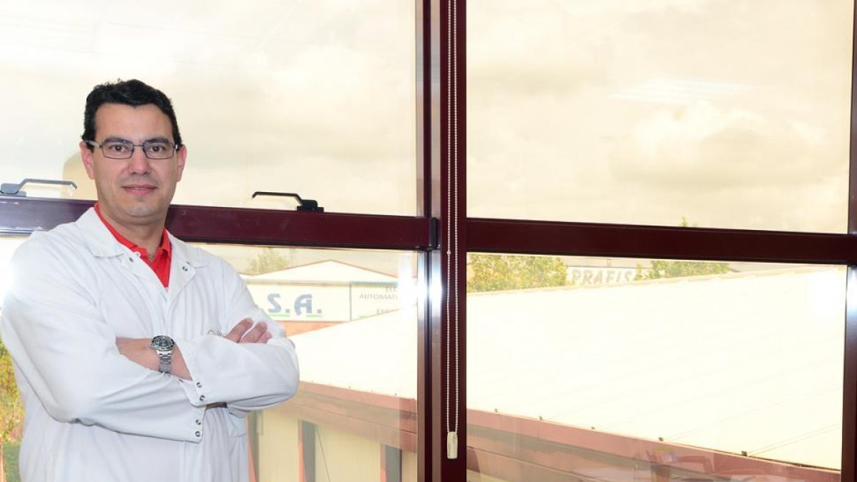 Iván García Elvira, en la empresa Tripas García.-A. MARTÍNEZ