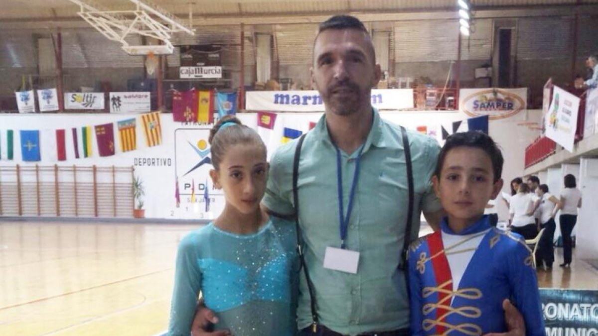 Ana Arancón y Héctor Díez junto con su entrenador.-C.D. Patín Soria