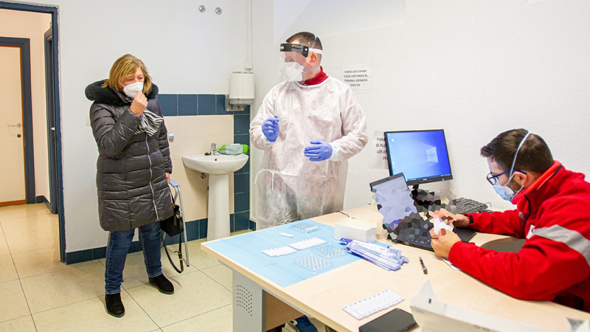 Últimos test de antígenos en el Virgen del Mirón por parte de la unidad móvil. MARIO TEJEDOR HERNÁNDEZ