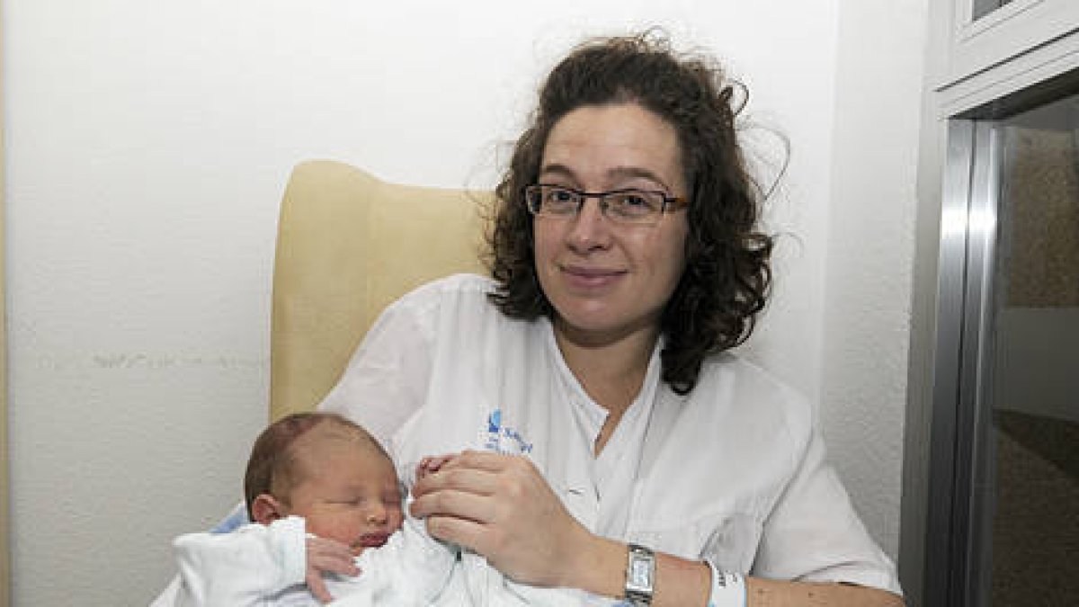 La pequeña Noa Soriano, junto a su madre, Beatriz Matute. / V.G.-