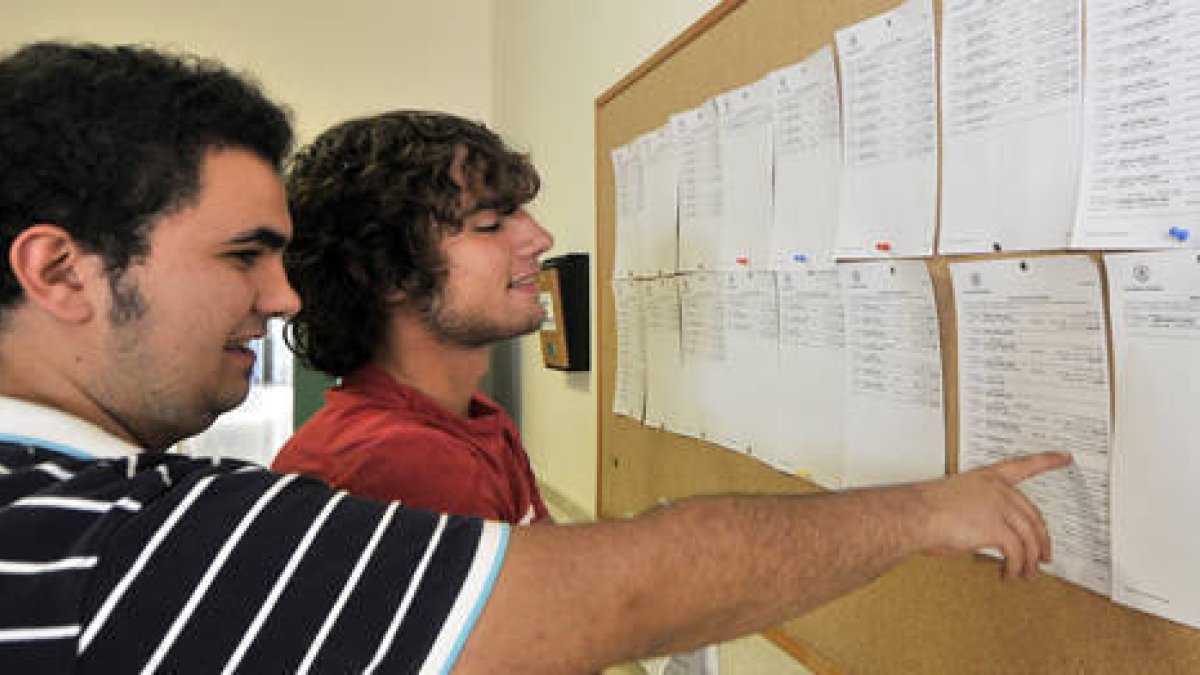 Alumnos comprueban las notas de selectividad el año pasado. / VALENTÍN GUISANDE-