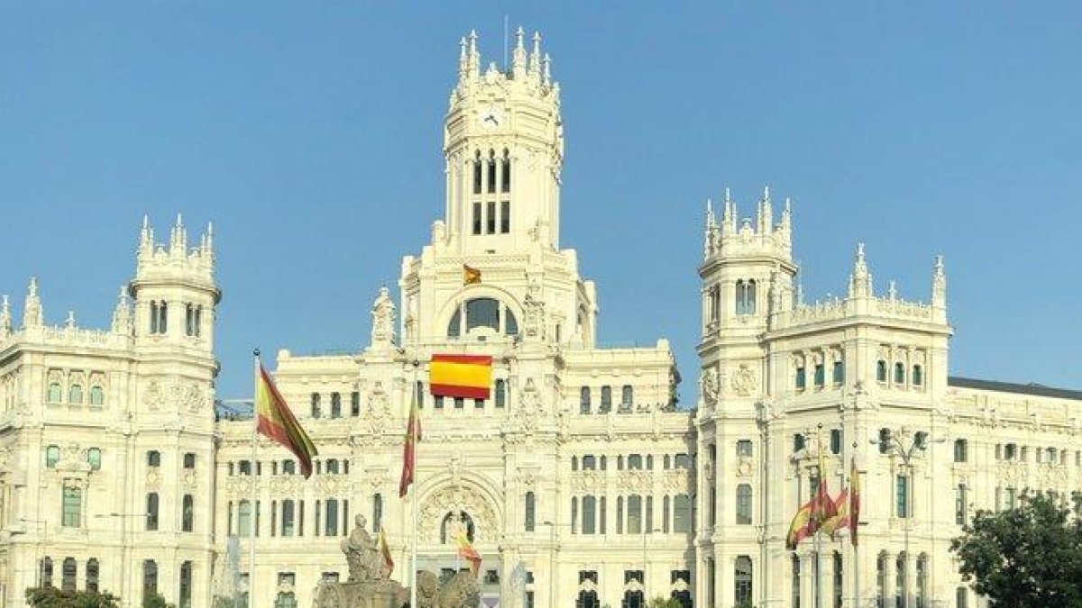 La fachada del edificio del Ayuntamiento de Madrid en la que ondea la bandera de España.-TWITTER
