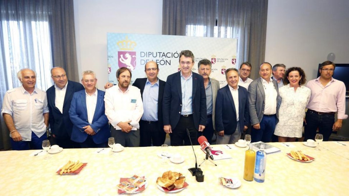 En el centro, Juan Martínez Majo, acompañado de su equipo de gobierno.-ICAL
