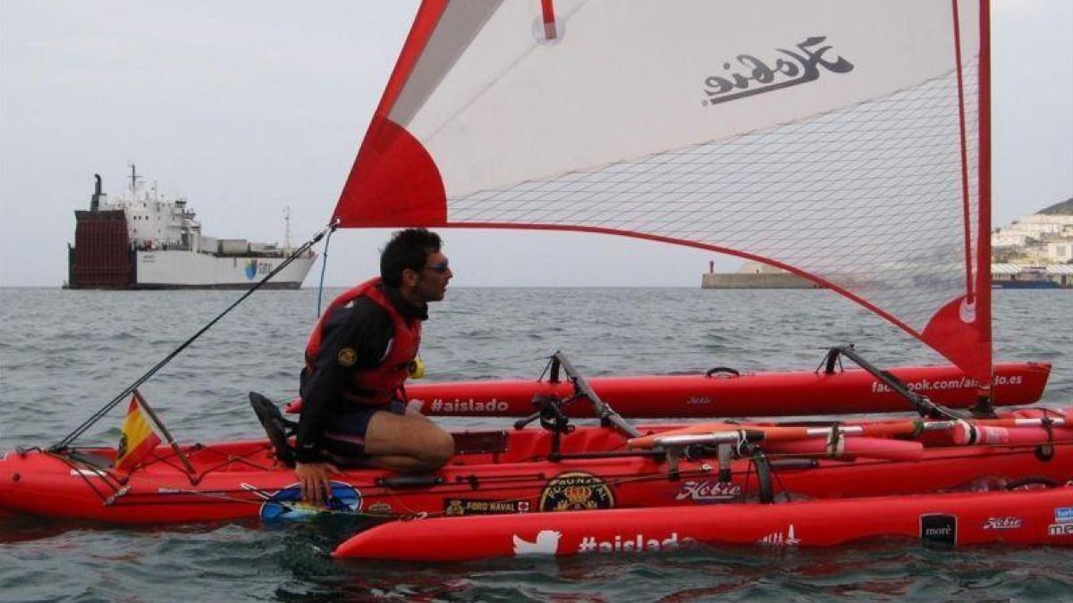 Quico Taronjí, con su kayak trimarán en Ceuta.-EL PERIÓDICO