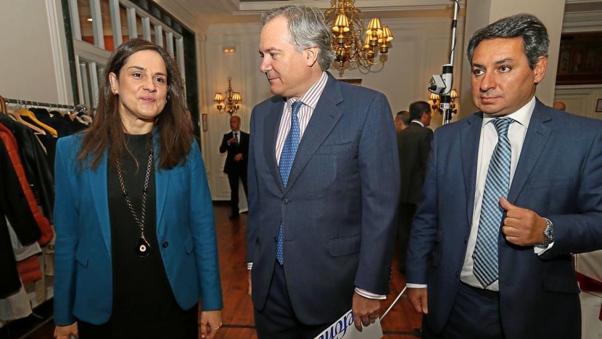 La consejera delegada de Edigrup, Adriana Ulibarri, junto a Adrián García Nevado y Antonio Bengoa de Telefónica, durante la jornada.-DIARIO DE LEÓN