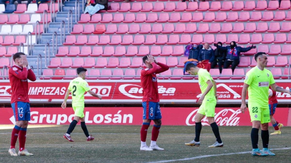 Los jugadores del Numancia se lamentan tras encajar uno de los tres goles ante el Amorebieta en la primera parte. GONZALO MONTESEGURO