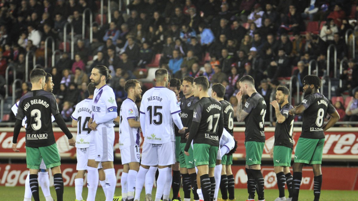 Los jugadores del Racing, en la imagen en el partido jugado en Los Pajaritos, están en contra de los test. V. GUISANDE