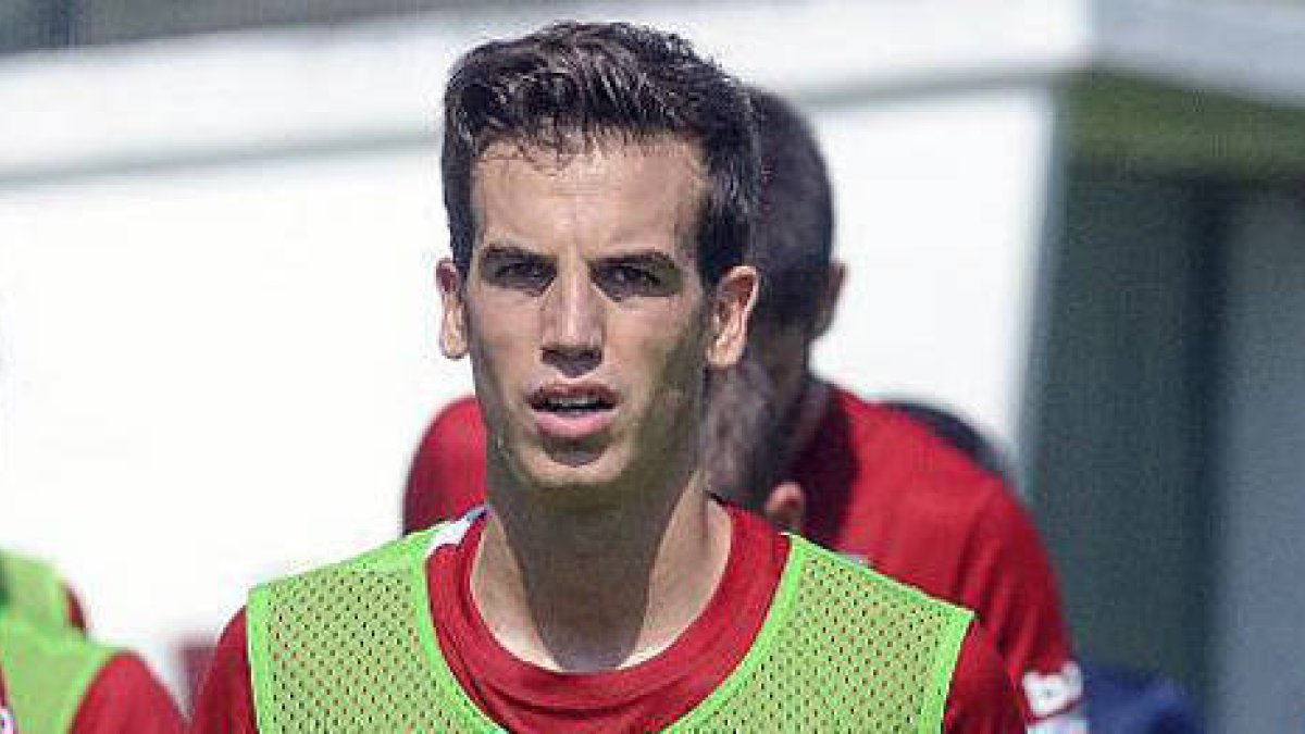 Iñigo Pérez durante un entrenamiento en Lezama con el Athletic. / EL MUNDO DEL PAÍS VASCO-