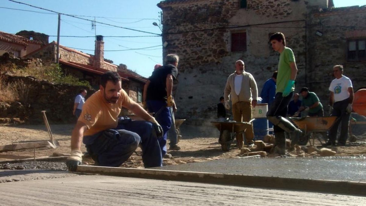 Los voluntarios trabajaron en el acondicionamiento de la plaza.-Asociación de Amigos de Sarnago