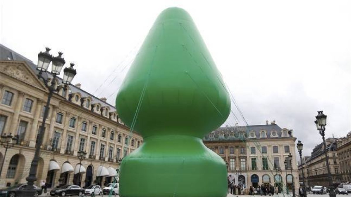 La escultura de Paul McCarthy en la plaza Vandôme.-