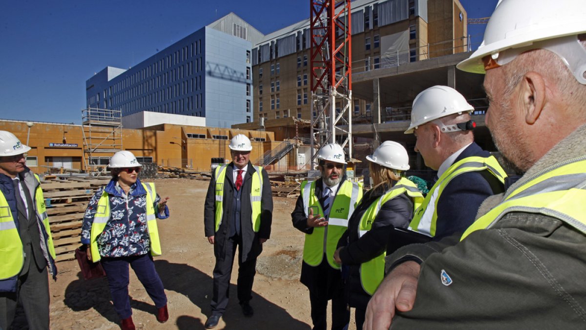 El gerente regional de Salud, Manuel Mitadiel, visitó el estado de las obras del hospital junto a la delegada de la Junta y al gerente provincial.-M.T.