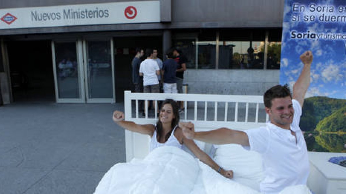 Los modelos en una cama en medio del centro financiero de Madrid. / Antonio Martínez-